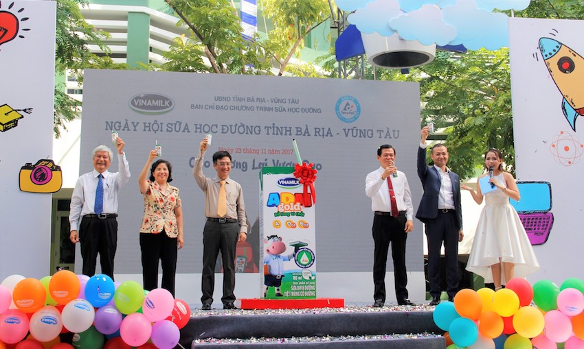10[-]năm[-]Vinamilk[-]gắn[-]bó[-]với[-]chương[-]trình[-]“Sữa[-]học[-]đường”[-]vỉ[-]một[-]Việt[-]Nam[-]vươn[-]cao